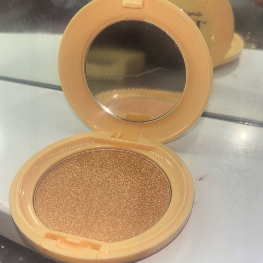 Radiant Gold Compact Powder